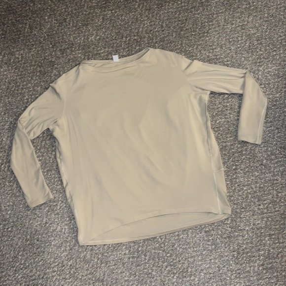 Lululemon top. 0 - Picture 3 of 7